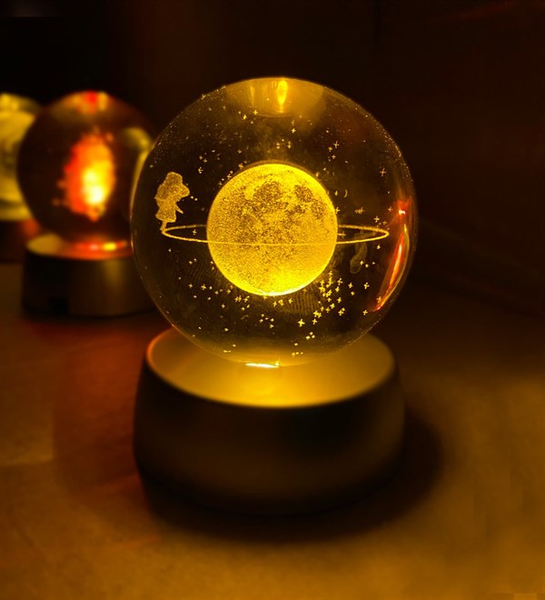 Satürnlü Kız Peron Tasarımlı Işıklı Cam Küre